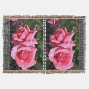 schöne zwei heiße rosa Rosenblumen. Florales Foto Decke