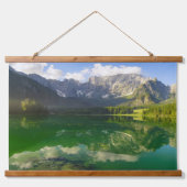 Schöner Alpensee in den Italienischen Alpen Wandteppich Mit Holzrahmen (Vorne)