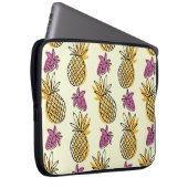 Schöner Ananas- und Erdbeerausschnitt Laptopschutzhülle (Vorne Rechts)