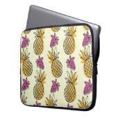 Schöner Ananas- und Erdbeerausschnitt Laptopschutzhülle (Vorderseite Links)