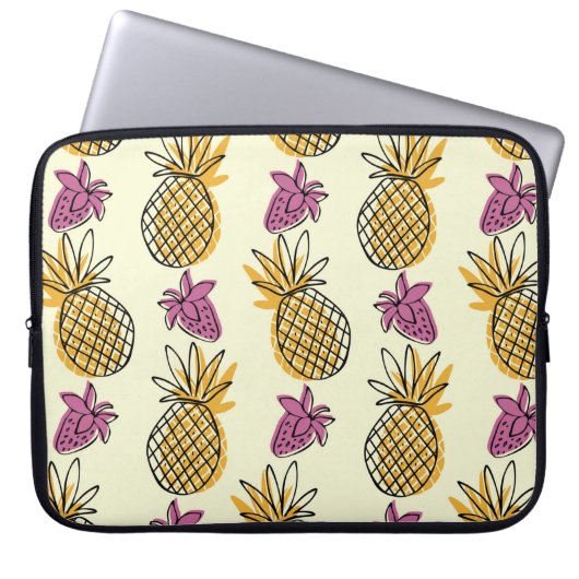 Schöner Ananas- und Erdbeerausschnitt Laptopschutzhülle (Vorderseite)