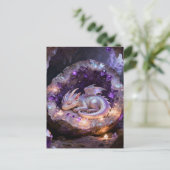 schöner Babydrache, der in einer Amethyst-Geode sc Postkarte (Stehend Vorderseite)