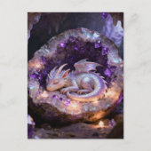 schöner Babydrache, der in einer Amethyst-Geode sc Postkarte (Vorderseite)