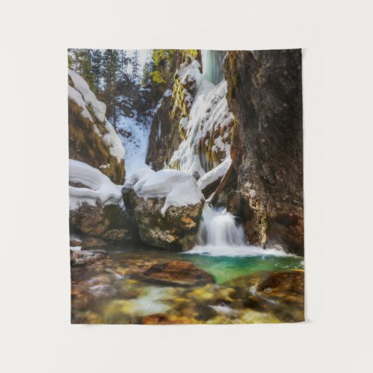 Schöner Bach in Gozd Martuljek Ende des Winters Wandteppich (Vorderseite)