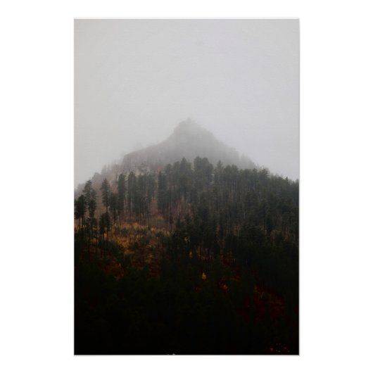 Schöner Berggipfel, der durch den Nebel hinausragt Poster (Vorderseite)