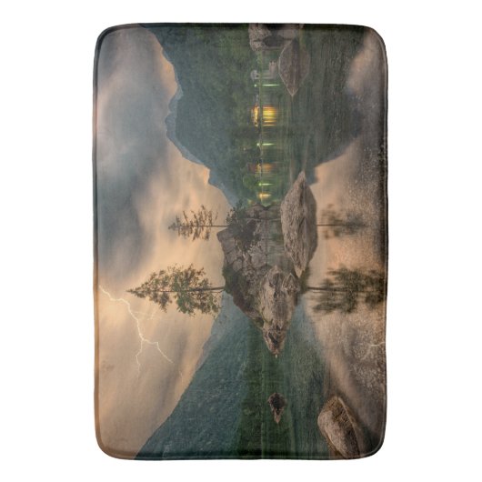 Schöner Bergsee im Abend Foto Badematte (Vorderseite Vertikal)