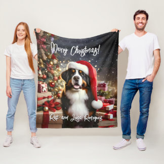 Schöner Berner Hund mit Weihnachtsmannmütze Fleecedecke