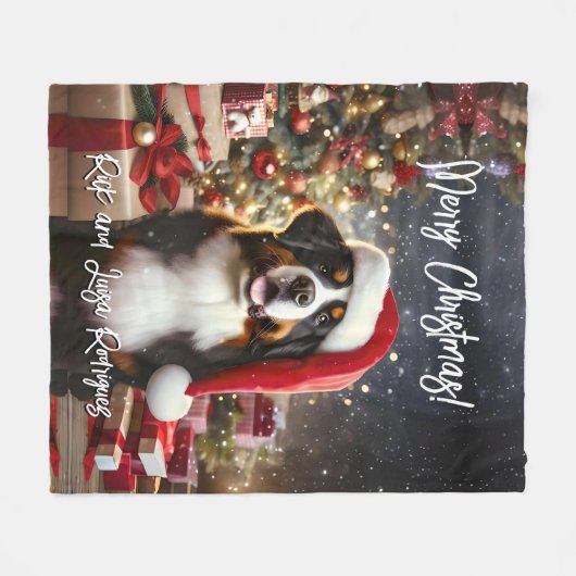 Schöner Berner Hund mit Weihnachtsmannmütze Fleecedecke (Vorderseite (Horizontal))