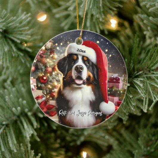 Schöner Berner Hund mit Weihnachtsmannmütze Keramik Ornament (Baum)