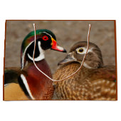 Schöner Berührungsmoment zwischen Holzenten Große Geschenktüte (Vorderseite)