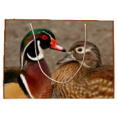 Schöner Berührungsmoment zwischen Holzenten Große Geschenktüte (Rückseite)