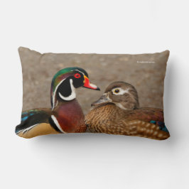 Schöner Berührungsmoment zwischen Holzenten Lendenkissen