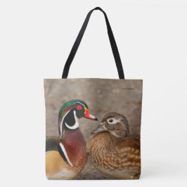 Schöner Berührungsmoment zwischen Holzenten Tasche