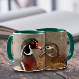 Schöner Berührungsmoment zwischen Holzenten Tasse