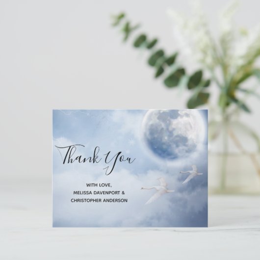 Schöner blauer Himmel mit Flying Swans Postkarte (Stehend Vorderseite)