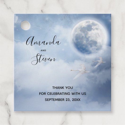 Schöner blauer Himmel mit flying Swans Wedding Geschenkanhänger (Vorderseite)