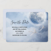 Schöner blauer Himmel mit flying Swans Wedding Save The Date (Vorne/Hinten)