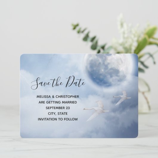 Schöner blauer Himmel mit flying Swans Wedding Save The Date (Stehend Vorderseite)
