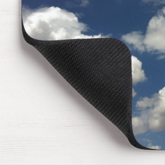 Schöner blauer Himmel mit puffigen weißen Wolken Mousepad (Ecke)
