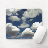 Schöner blauer Himmel mit puffigen weißen Wolken Mousepad (Mit Mouse)