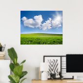 Schöner blauer Himmel und grünes Feld Poster (Heimbüro)