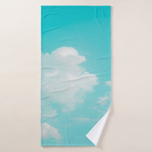 Schöner blauer Himmel und Wolken mit Tageslicht na Badehandtuch