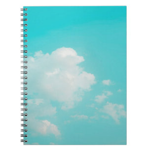Schöner blauer Himmel und Wolken mit Tageslicht na Notizblock