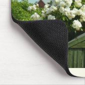 Schöner Bogen aus weißen Rosen Mousepad (Ecke)