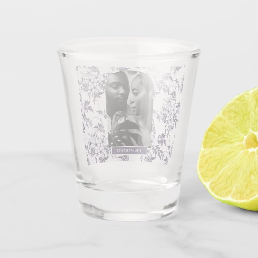 Schöner Botanischer Hochzeitsplatz Foto mit Namen Schnapsglas (Rückseite)