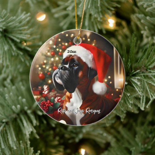 Schöner Boxer mit Weihnachtsmannmütze Keramik Ornament (Baum)