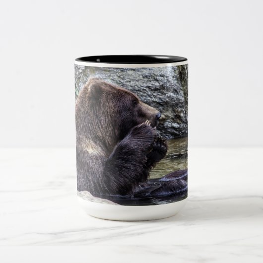 Schöner Brown-Grizzlybär Zweifarbige Tasse (Mittel)