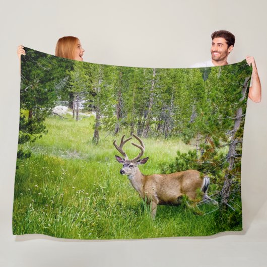 Schöner Buck im Wiese Fleece Blanket (Beispiel)