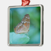 Schöner Danaus Plexippus Butterfly auf dem Leaf. Ornament Aus Metall (Links)