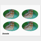 Schöner Danaus Plexippus Butterfly auf dem Leaf. Ovaler Aufkleber (Blatt)