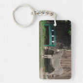 Schöner Donkey neben der hölzernen grünen Bank Schlüsselanhänger (Vorderseite)