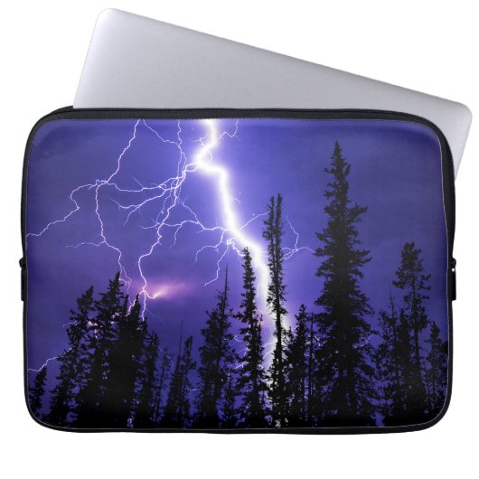 schöner Donner über dem Wald Laptopschutzhülle (Vorderseite)