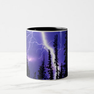 schöner Donner über dem Wald Zweifarbige Tasse