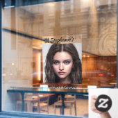 Schöner dunkler Friseur Schönheitssalon mit QR-Cod Fensteraufkleber (Café-Fenster)