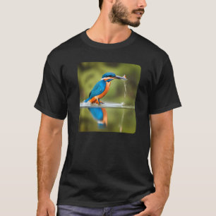 Schöner Eisvogel, der einen Fisch fängt T-Shirt