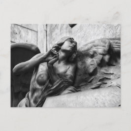 Schöner Engel mit ruhigem Blick in den Himmel Postkarte