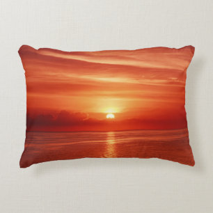 Schöner farbenfroher Sonnenaufgang am Meer mit Dra Dekokissen