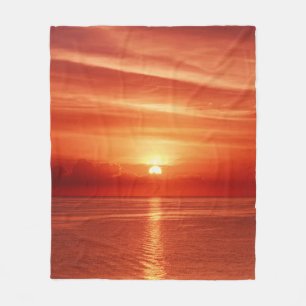 Schöner farbenfroher Sonnenaufgang am Meer mit Dra Fleecedecke