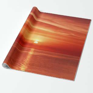 Schöner farbenfroher Sonnenaufgang am Meer mit Dra Geschenkpapier