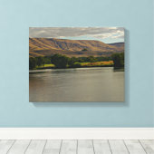 Schöner Fluss in der Wüste mit Bauernland Leinwanddruck (Insitu (Holzboden))