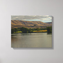 Schöner Fluss in der Wüste mit Bauernland