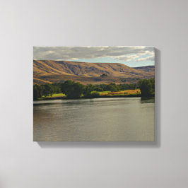 Schöner Fluss in der Wüste mit Bauernland Leinwanddruck