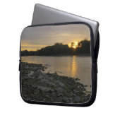Schöner Fluss Sunrise Laptopschutzhülle (Vorderseite Links)