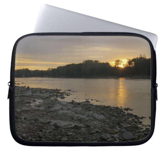 Schöner Fluss Sunrise Laptopschutzhülle (Vorderseite)