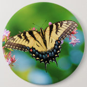 Schöner Frack-Schmetterling auf hübschen Blume Button (Vorderseite)