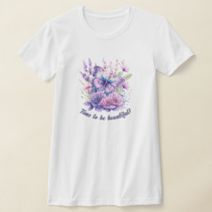 Schöner Garten mit lila Schmetterling in Blüte T-Shirt